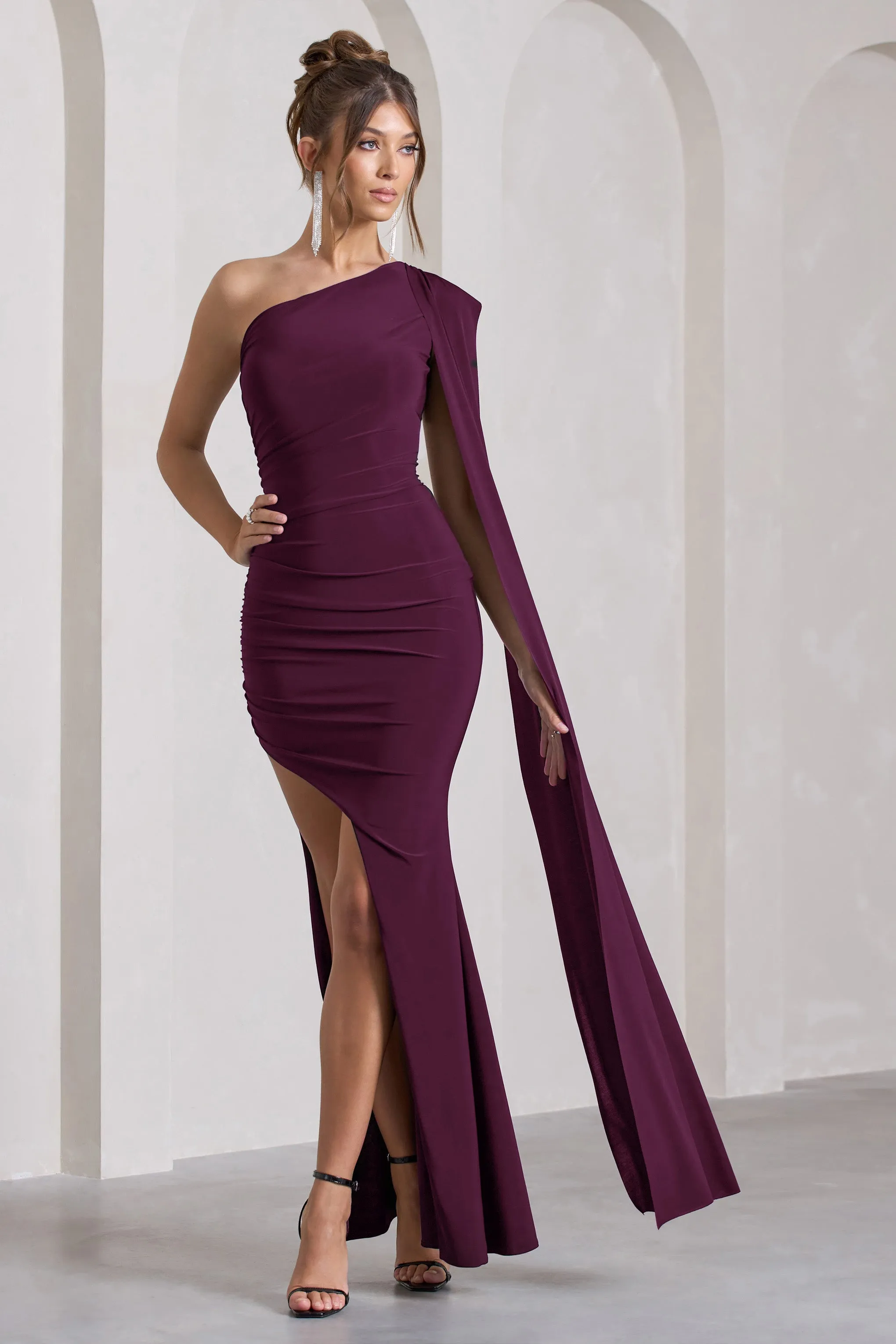 Adelaide | Robe longue prune asymétrique sans manches et fente sur le côté