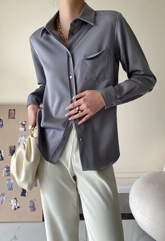 Chemise boutonnée en satin avec poche avant en bleu poussiéreux