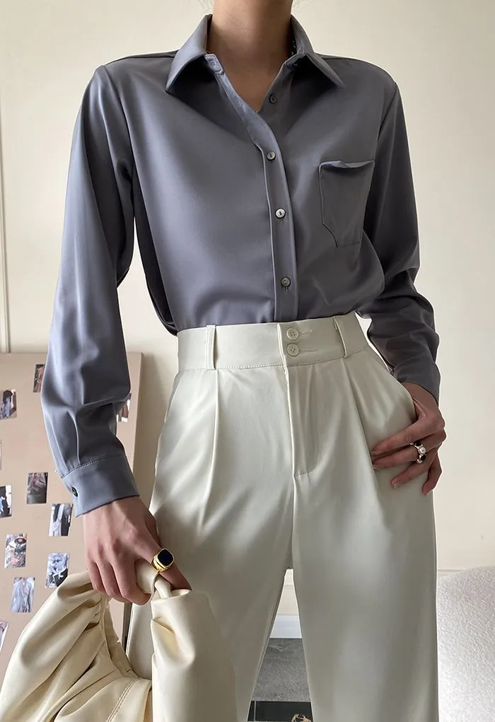 Chemise boutonnée en satin avec poche avant en bleu poussiéreux