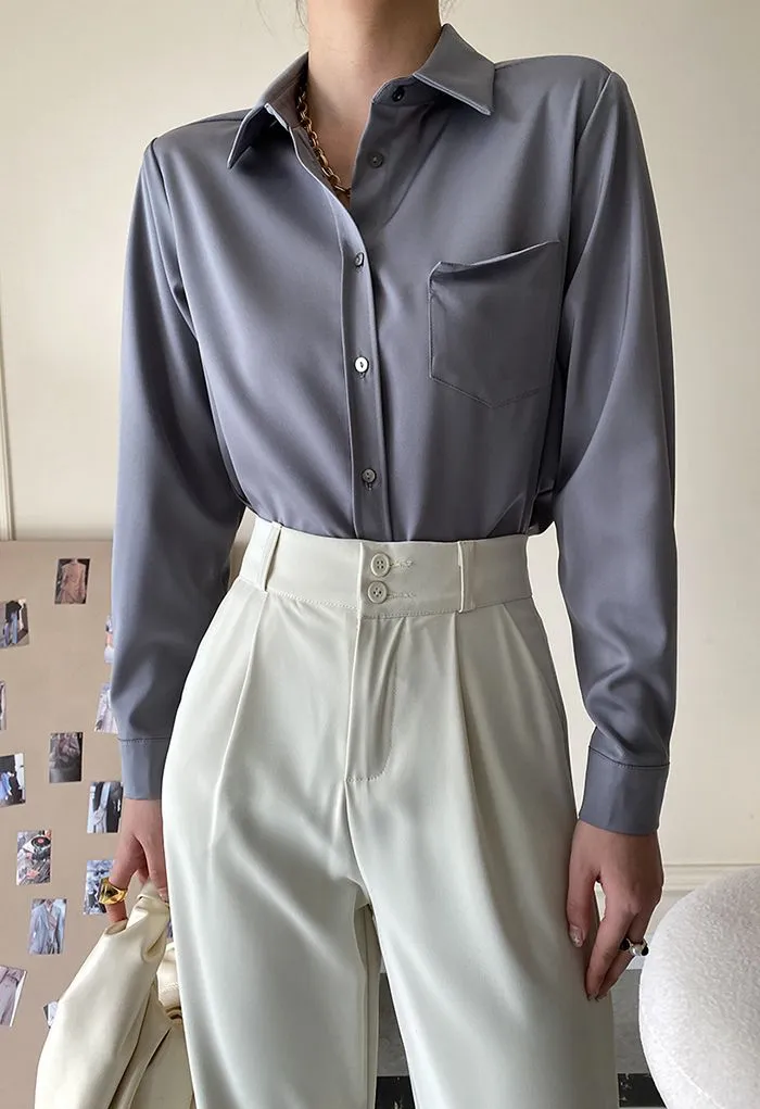 Chemise boutonnée en satin avec poche avant en bleu poussiéreux