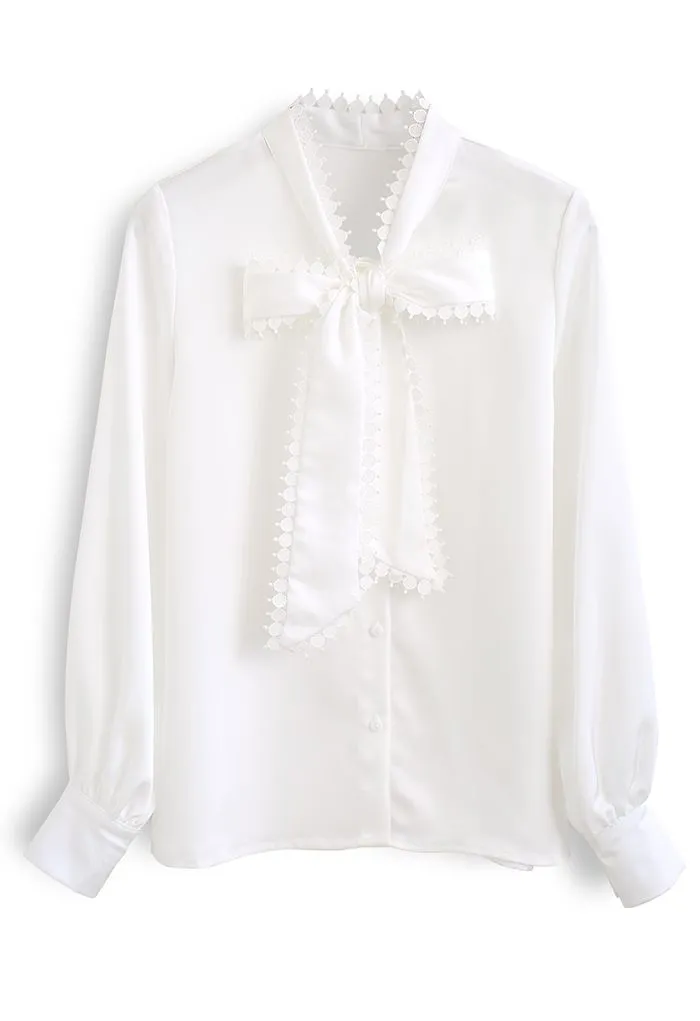 Chemise en satin nœud papillon à bords crochetés en blanc