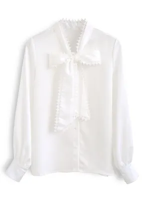 Chemise en satin nœud papillon à bords crochetés en blanc