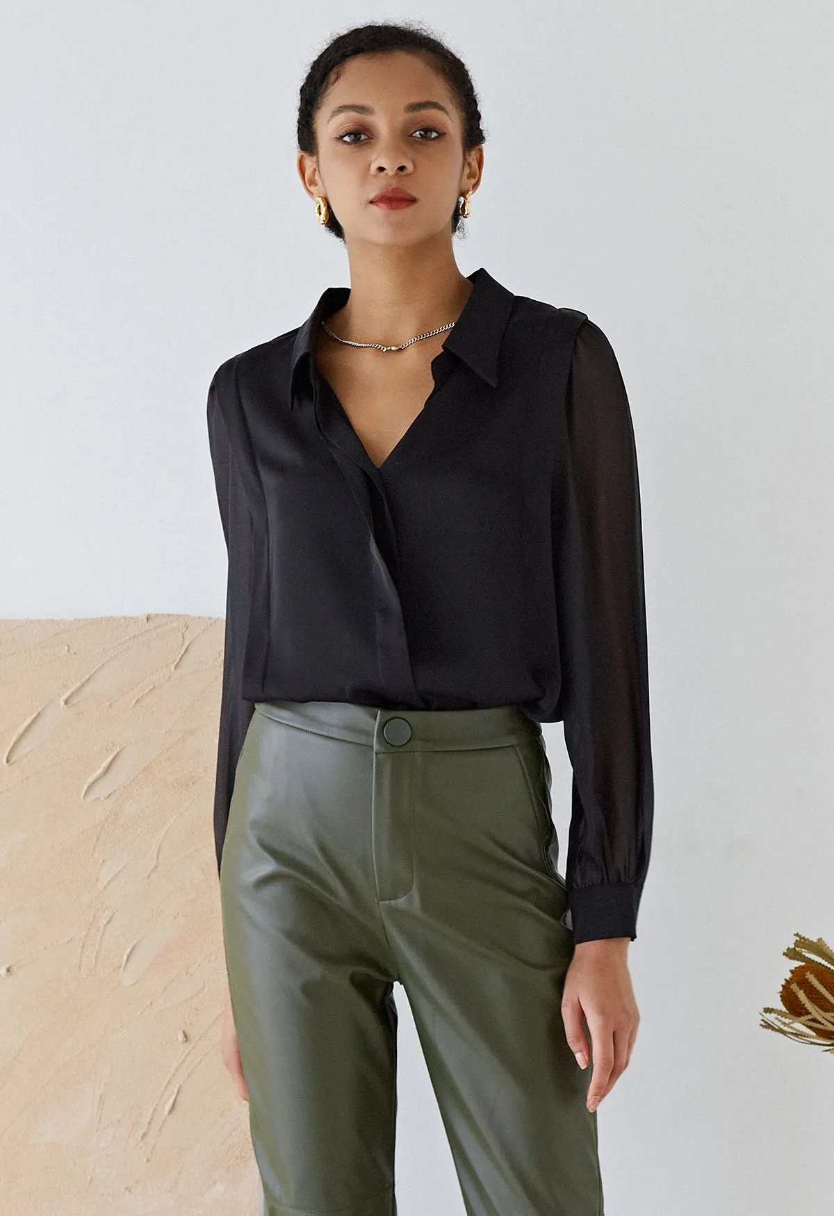 Chemise en satin à col en V et collier cœur en noir