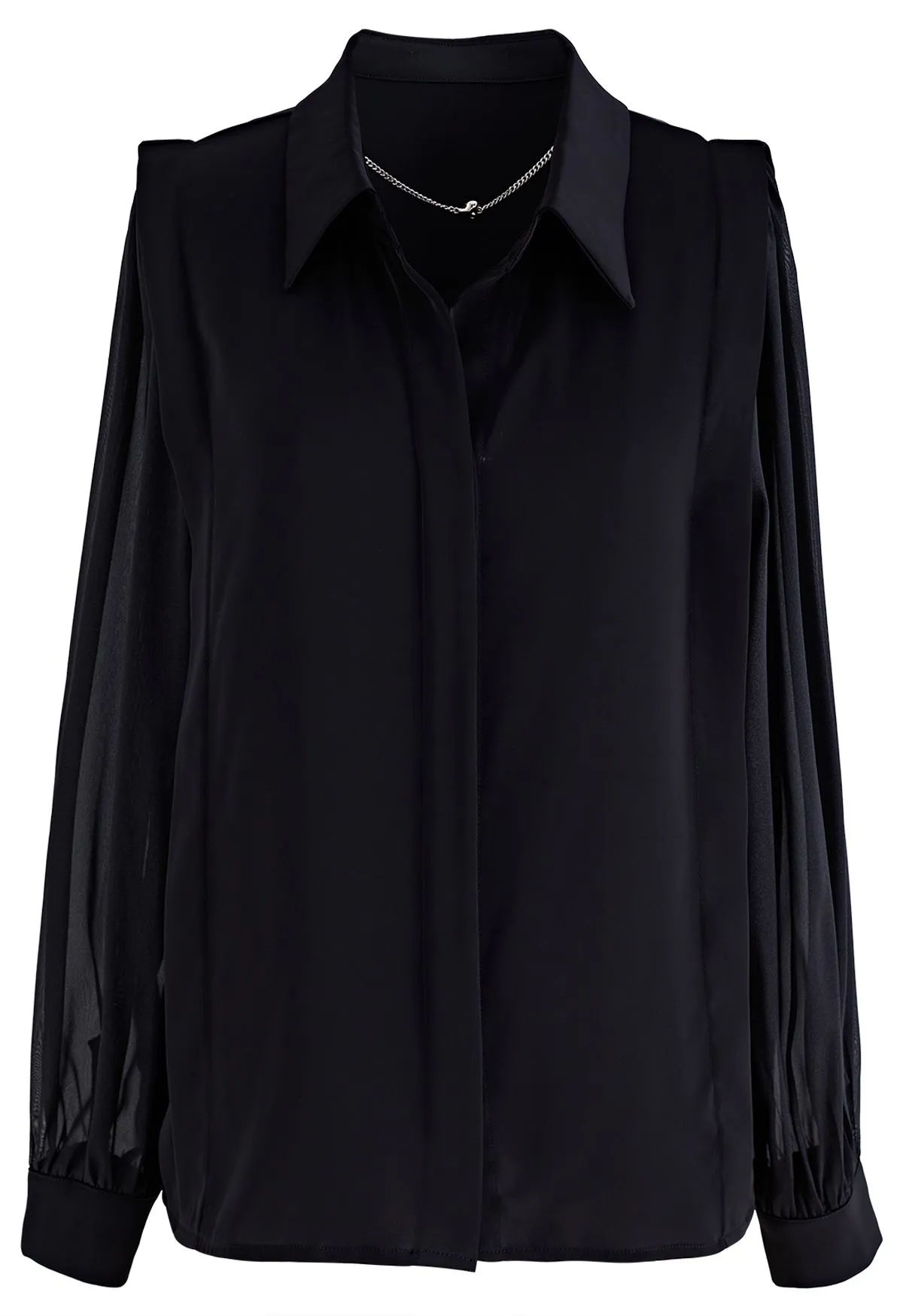 Chemise en satin à col en V et collier cœur en noir