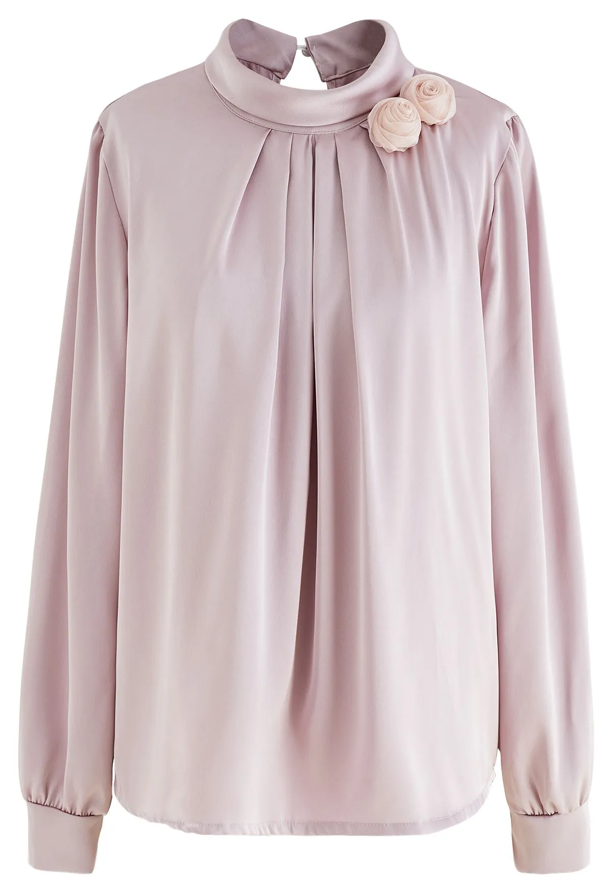 Chemise en satin à col montant avec broche rose en rose