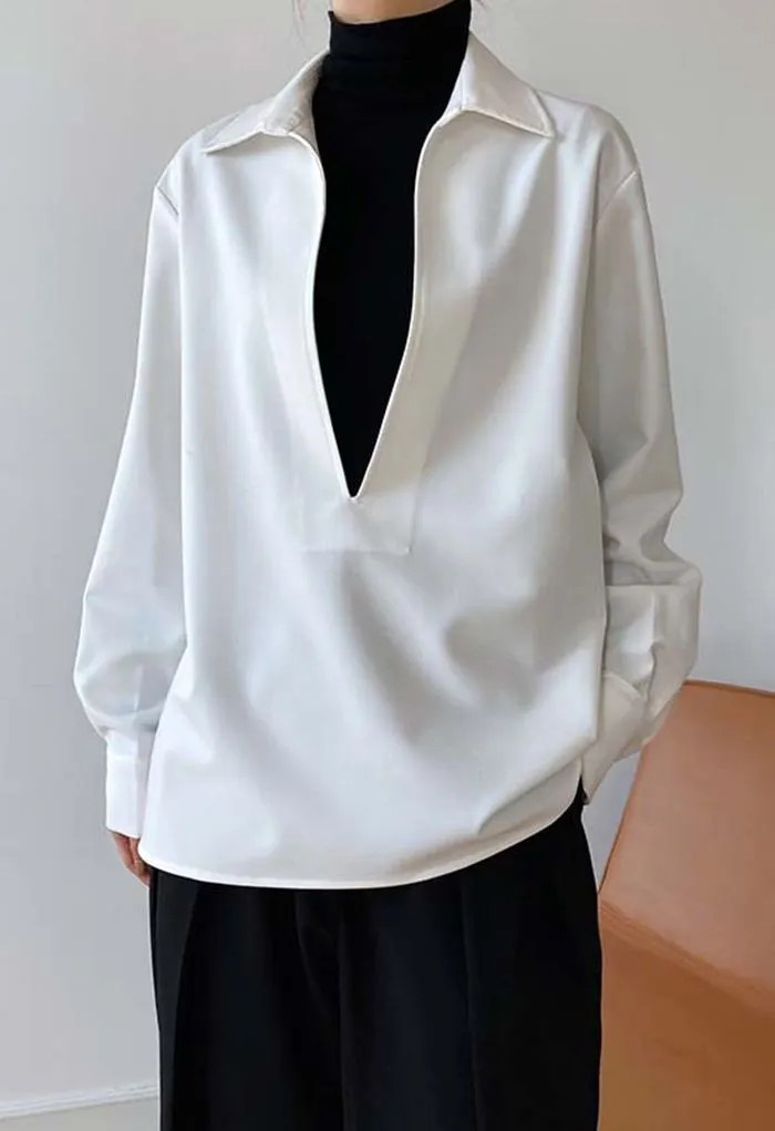 Chemise à col en V profond en blanc