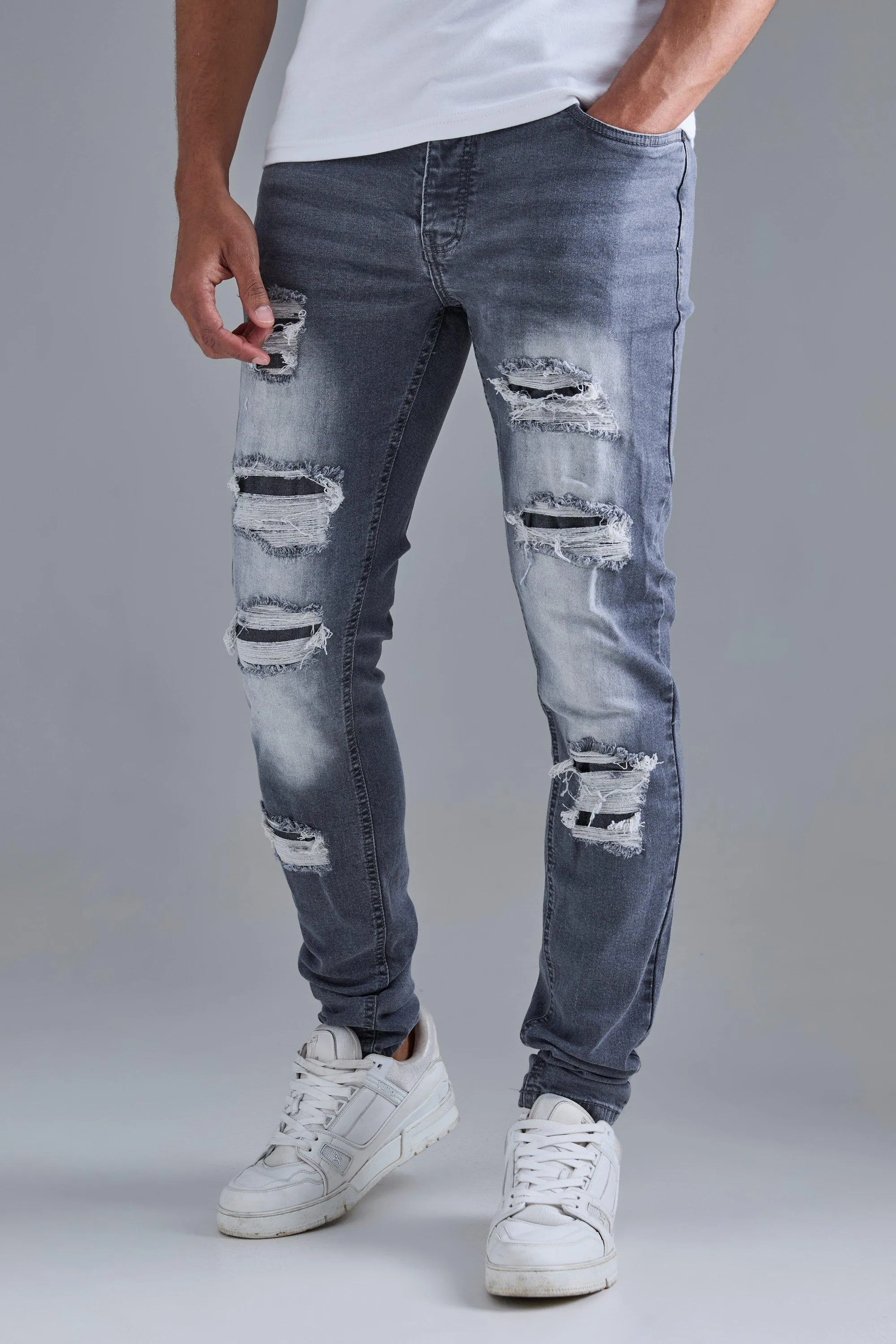 Jean skinny à genoux déchirés