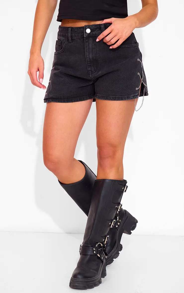 Petite Short en jean noir délavé à détail chaînes