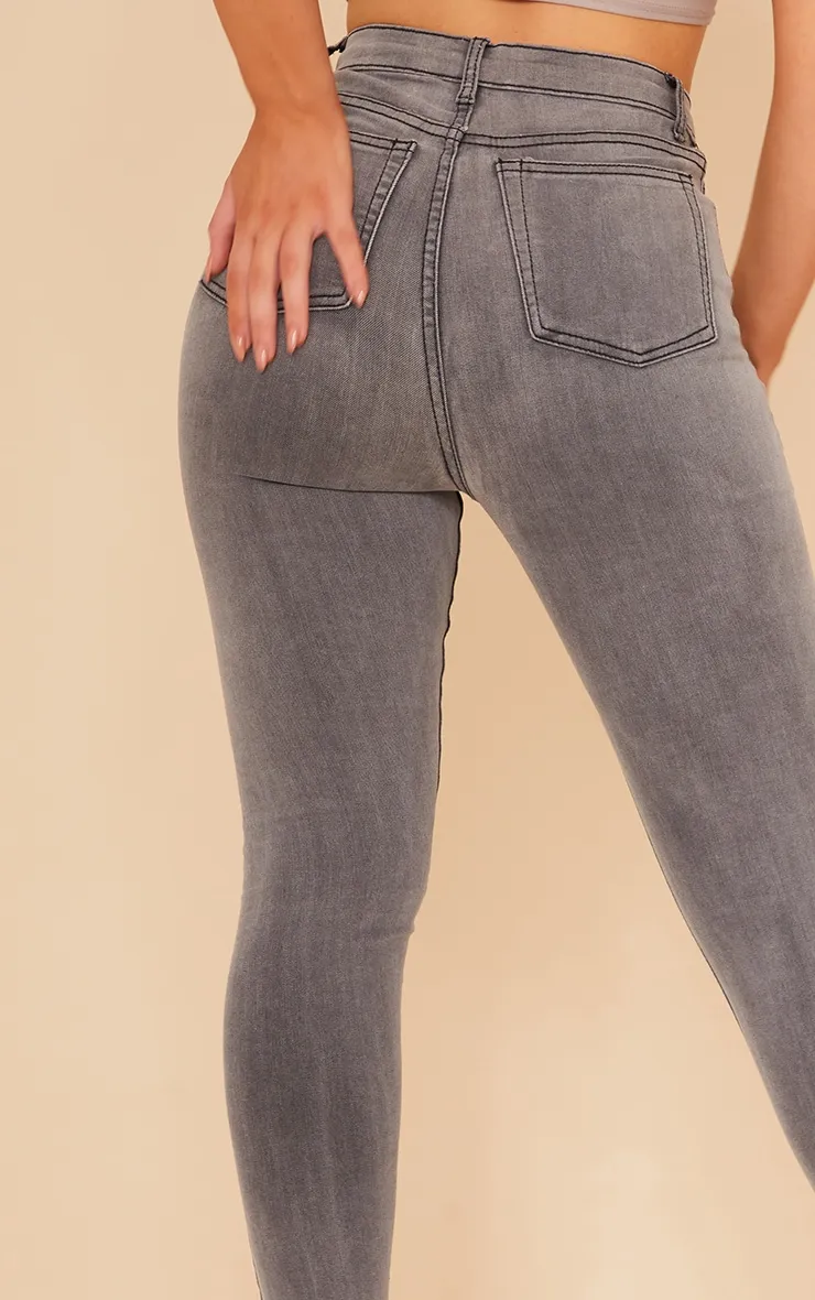 PRETTYLITTLETHING Jean skinny gris à 5 poches