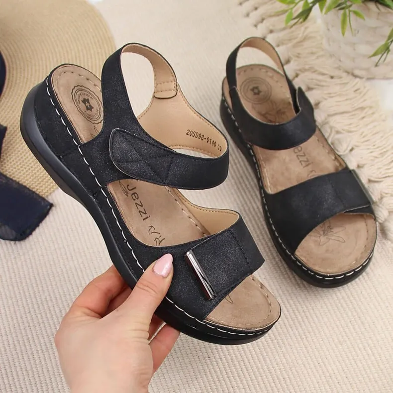 Sandales noires pour femmes avec velcro noir eVento le noir